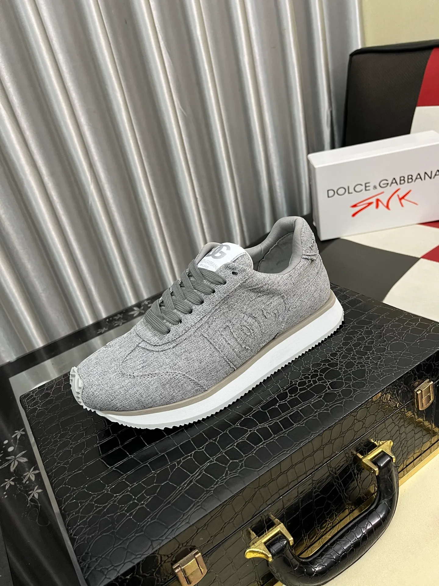 Men's shoes 💰458⌚️⌚️DG's latest popular casual shoes 🔥🔥, the tongue has the brand's iconic details, and the combination of silk cowhide and cow suede enhances the style. Fashionable and versatile, it can complement any look. Create an exquisite design with unique dynamic vitality and modern atmosphere, showing modern elegance. Size: 36-464️⃣colors available